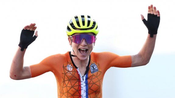 El blooper de los Juegos: ciclista festejó el oro por error