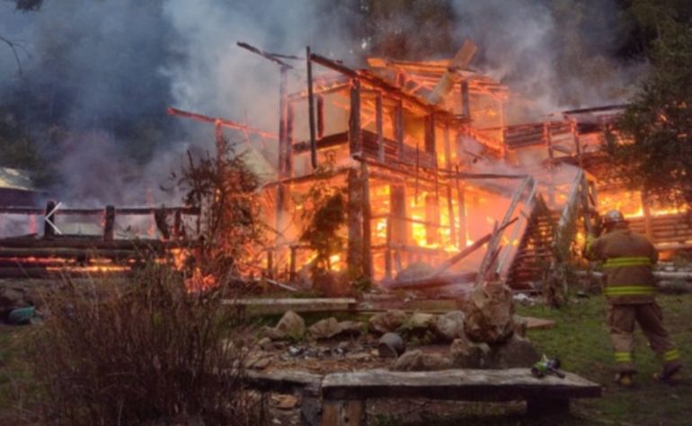 El hostel de Lago Puelo, consumido por el fuego en la mañana de este viernes. El hostel de Lago Puelo, consumido por el fuego en la mañana de este viernes.