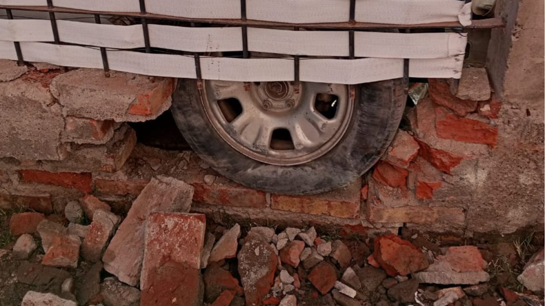 Año Nuevo de terror: un borracho al volante chocó una casa, cinco autos y no se hizo cargo | LM Neuquen Año Nuevo de terror: un borracho al volante chocó una casa, cinco autos y no se hizo cargo