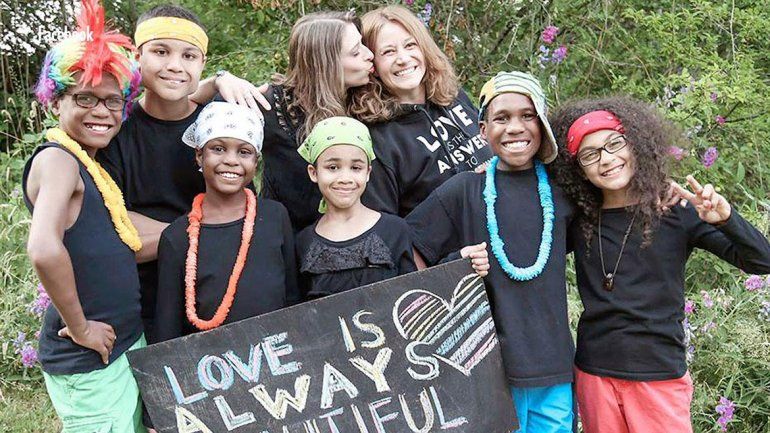 Se tiraron por un barranco con sus 6 hijos adoptivos