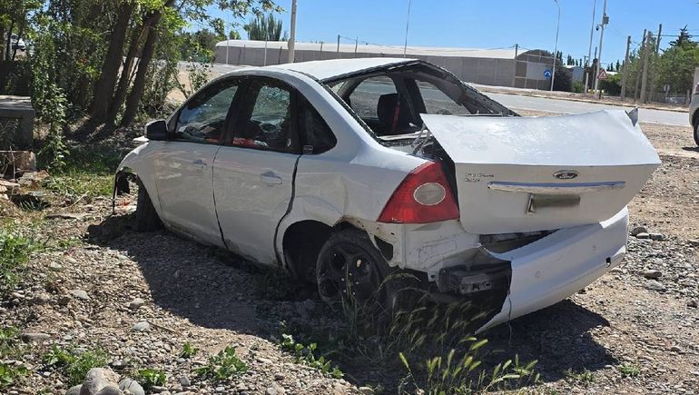 El ford Focus quedó destruido a la vera de la Ruta 7 en Vista Alegre.