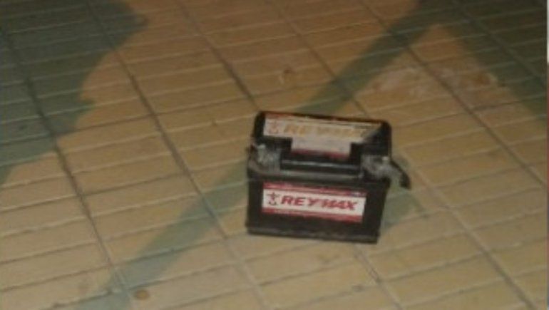 Los delincuentes detenidos por la Policía habían robado una batería de un auto estacionado en calle Independencia.