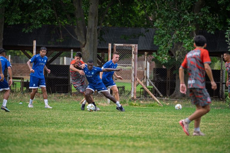 Deportivo Rincón enfrentó al Deportivo Roca el sábado por la mañana.