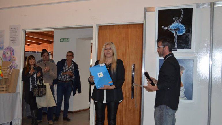 Raquel Guerra recibe la ordenanza con la declaración de Interés Municipal de la segunda edición de Neuquén Arte 2016.