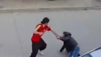 El agresor atacó a la mujer cuando estaba caída sobre el pavimento de una calle de Río Gallegos. El agresor atacó a la mujer cuando estaba caída sobre el pavimento de una calle de Río Gallegos.