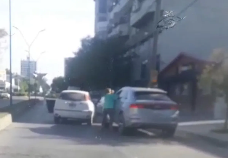 Una imagen de la ira y la violencia en plena vía pública. El empresario