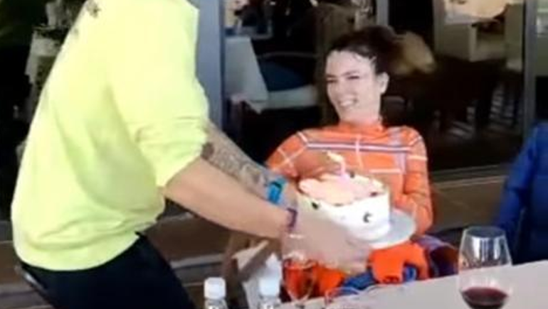 Gimena Accardi siguió el festejo de su cumple en Bodega Familia Schroeder