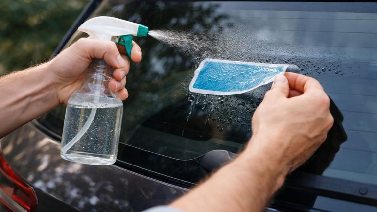 El vinagre blanco ayuda a remover calcomanías. Foto: IA (ChatGPT) El vinagre blanco ayuda a remover calcomanías. Foto: IA (ChatGPT)