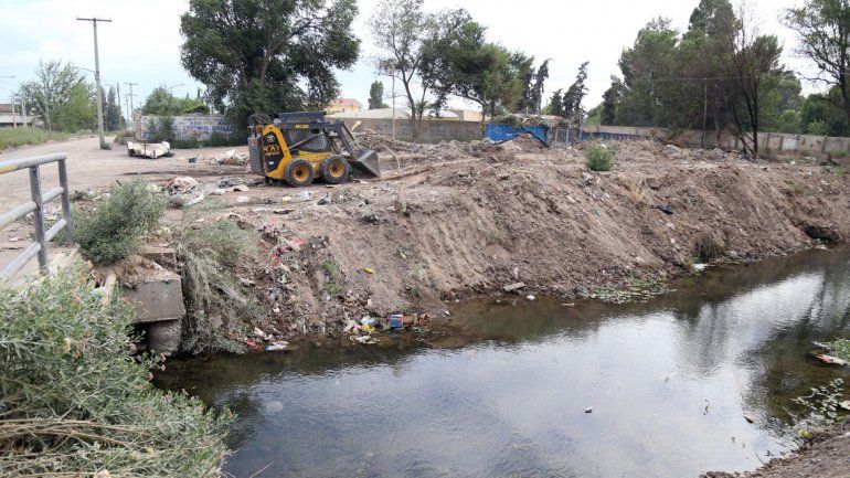 El de Villa María es un canal a cielo abierto en el que se tira todo tipo de basura.