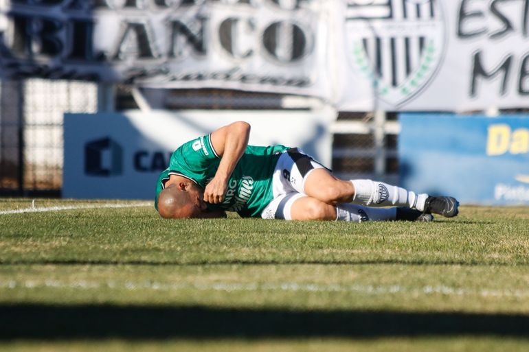 Cipolletti sufrió la lesión de Juan Martín Amieva a los 23 minutos del primer tiempo contra Sansinena. Fotos: Anahí Cárdena&nbsp;