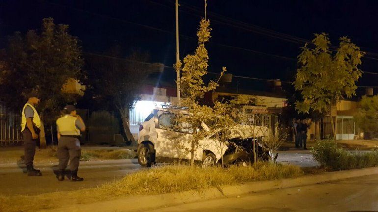 Se descompensó al volante y chocó contra un auto estacionado