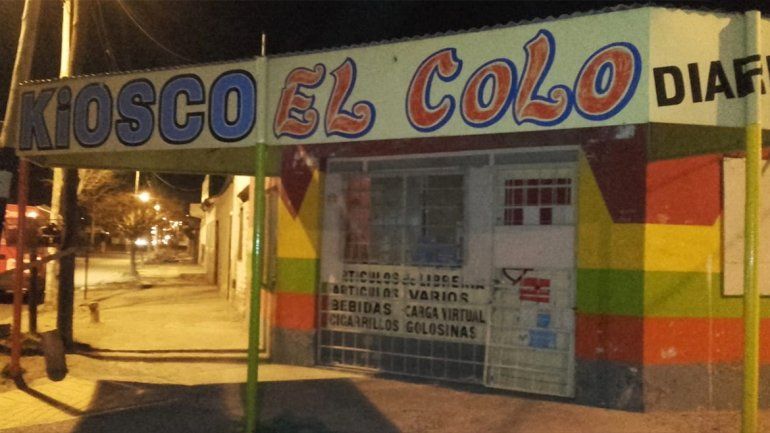 Barretearon la puerta de un kiosco, se llevaron unos 150 mil pesos más una PC y un televisor