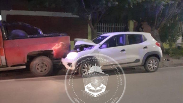 Alcoholizada y con su hijo a bordo, chocó un cesto de basura y una camioneta estacionada