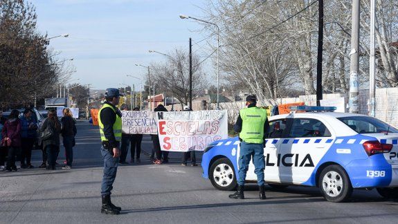 Padres de la Escuela 180 cortaron la calle y reclamaron seguridad