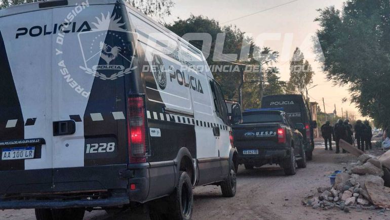 La policía de Neuquén realizó una serie de allanamientos en el barrio Toma La Familia.&nbsp;