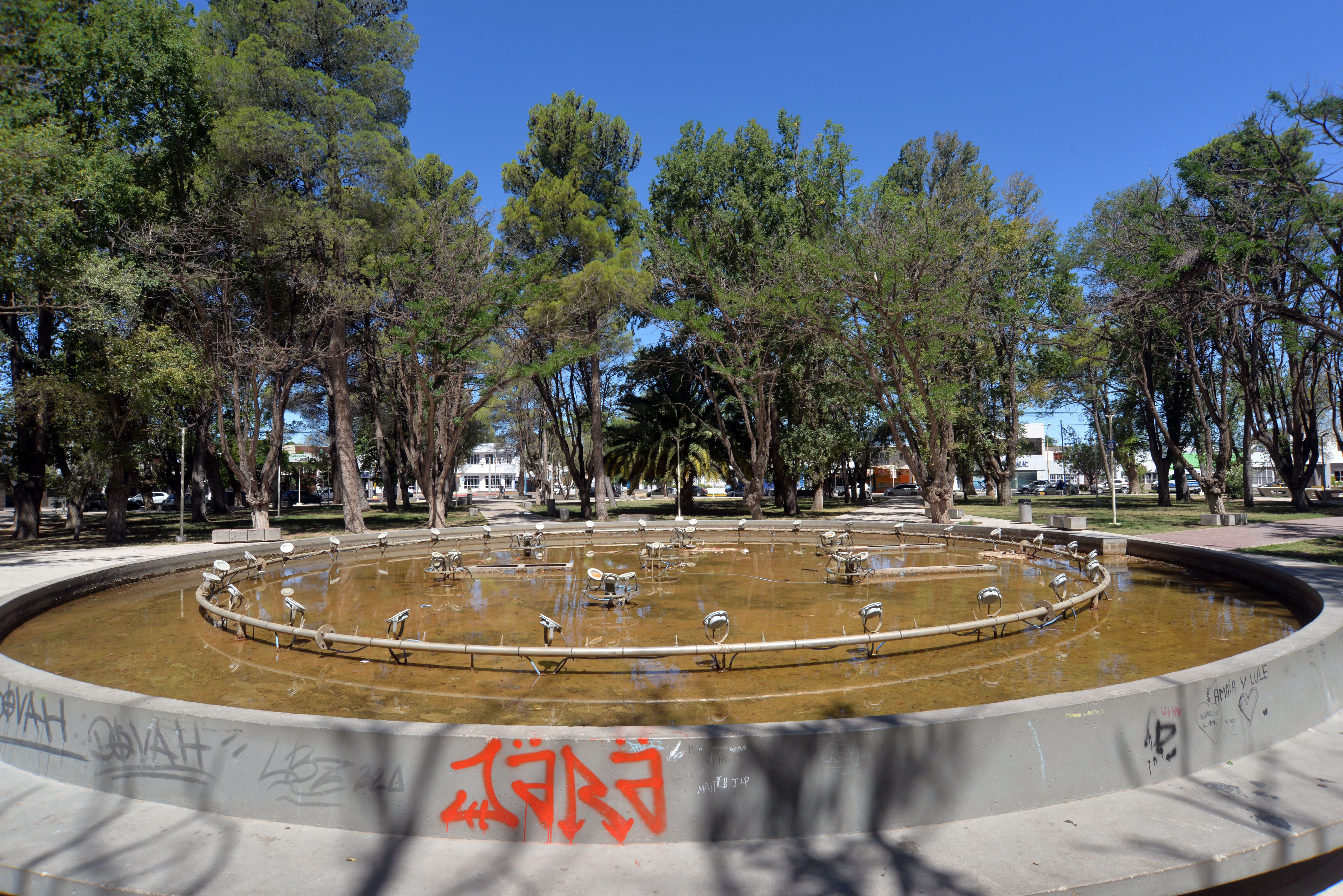 La fuente de agua se construyó con la remodelación de la plaza San Martín en la pandemia. Un proyecto integral de $126 millones.