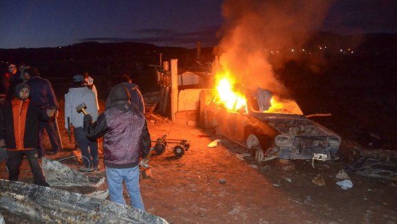 Los vecinos de Valentina Norte Rural incendiaron cuatro casas y derrumbaron otra, a una familia de delincuentes, para que no vuelvan al barrio. Se apellidan Aguirre.