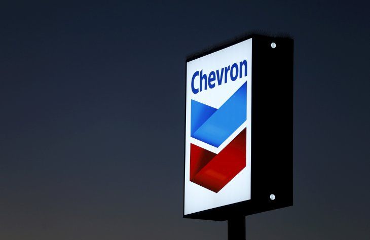 Imagen de archivo de una estación de gasolina de Chevron en Cardiff, California, Estados Unidos. La gigante estadounidese resguardaba personal en el Golfo de México. REUTERS/Mike Blake/Archivo