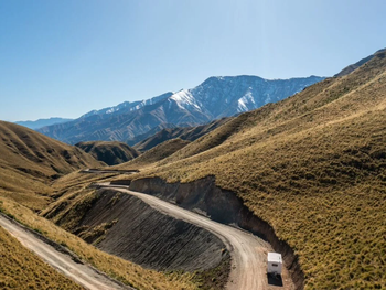 Geología de vanguardia: Evidencias de sistemas hidrotermales que señalan un alto potencial para la formación de un pórfido cuprífero en Vicuña Pampa. Geología de vanguardia: Evidencias de sistemas hidrotermales que señalan un alto potencial para la formación de un pórfido cuprífero en Vicuña Pampa.