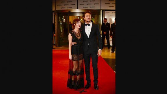 Gimena Accardi y Nico Vázquez pasaron por la red carpet. La actriz llegó con un vestido negro diseñado por China by Antolín en color negro, con brillos y transparencias. Vázquez optó por un smoking entallado en color negro .&nbsp;