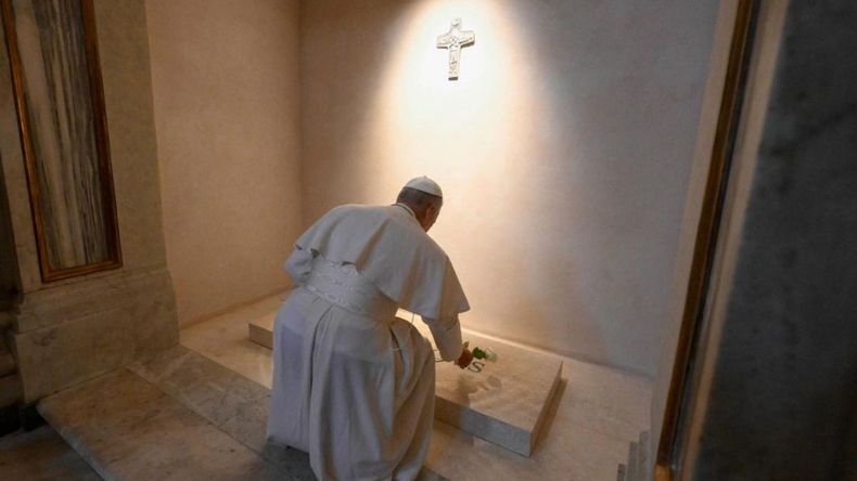 Homenaje: el papa León XIV se inclinó y rezó ante la tumba de Francisco