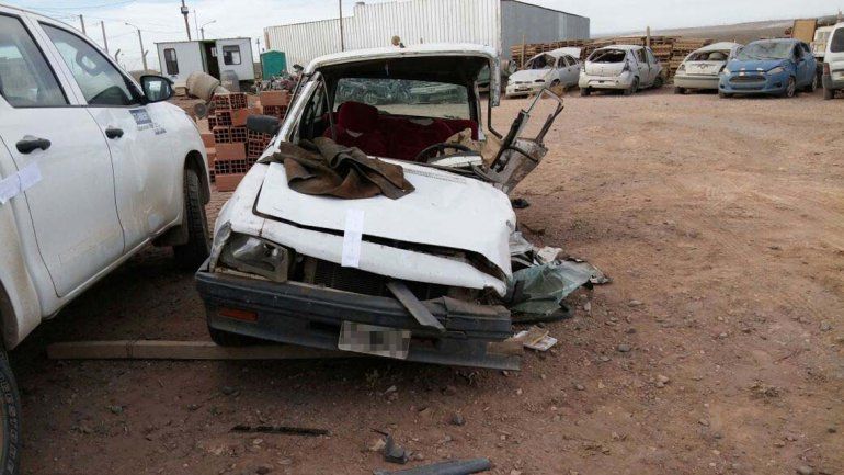 El accidente ocurrió en el kilómetro 77 de la Ruta 7. El Peugeot 504 quedó destruido. La camioneta de la empresa Tuboscope fue secuestrada.