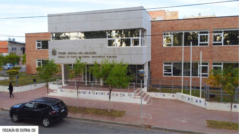 La fiscalía de Cutral Co comprobó que el acusado de asesinar a Emiliano Lamilla aprovechó el beneficio de la prisión domiciliaria para ocultar pruebas. La fiscalía de Cutral Co comprobó que el acusado de asesinar a Emiliano Lamilla aprovechó el beneficio de la prisión domiciliaria para ocultar pruebas.