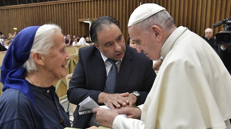 La monja Geneviève Jeanningros junto al papa Francisco. La monja Geneviève Jeanningros junto al papa Francisco.