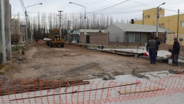 Aceleran obras de pluviales y asfalto en barrios del oeste