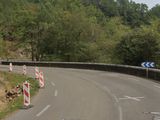 Una de las exigente curvas de la ruta que transitaba el ciclista cuando cayó a un barranco en Francia.
