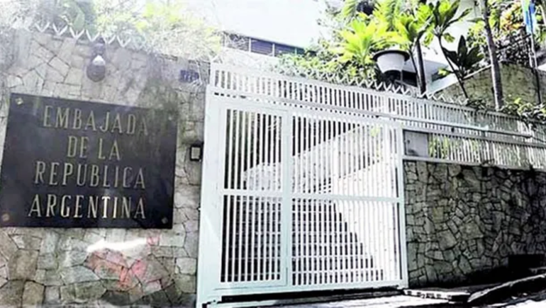 Rescataron a quienes estaban en la embajada argentina en Venezuela