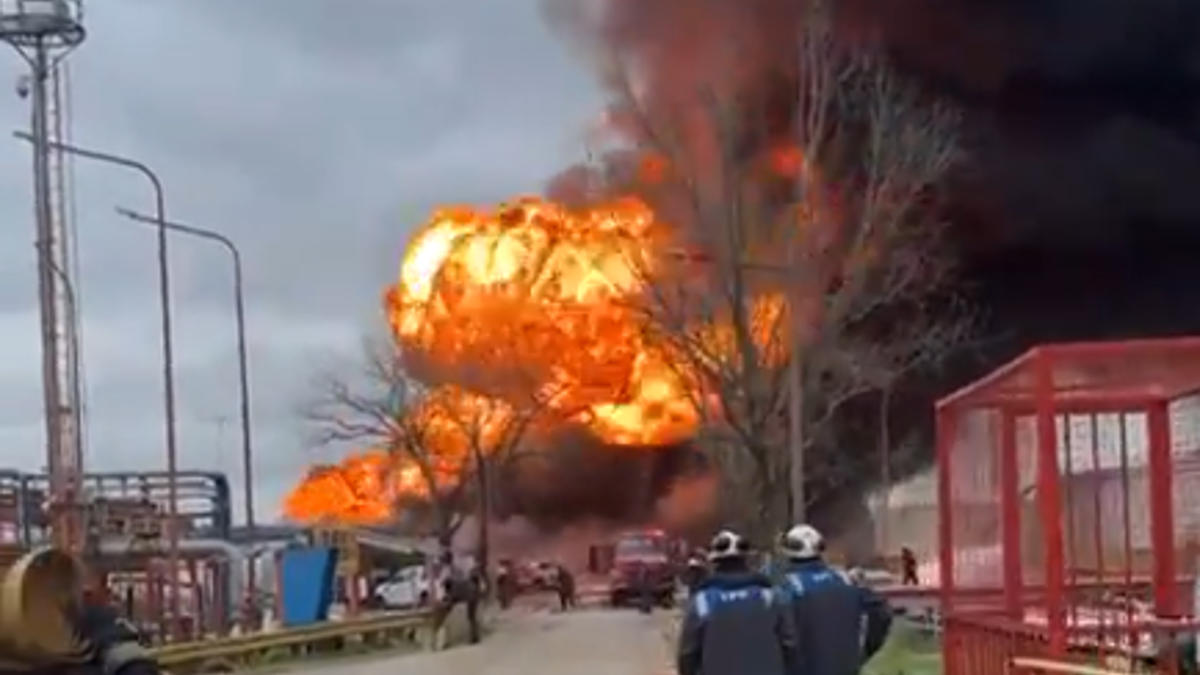 Voraz incendio en una refinería de YPF en Ensenada