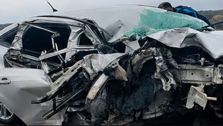 Tremendo choque en Ruta 3: está grave una de las mujeres que se llevaron por delante un camión en la banquina.