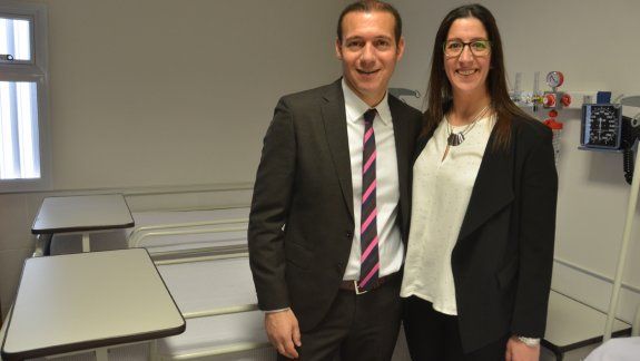 El gobernador Gutiérrez con la directora del hospital Bouquet Roldán en la inauguración de siete habitaciones.