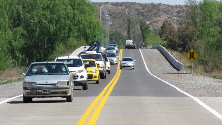 La imprudencia de los automovilistas en el tercer puente no se hizo esperar