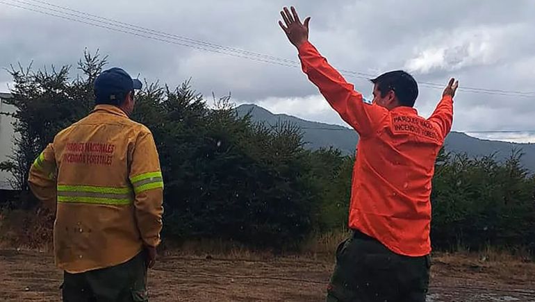 Las lluvias acompañan el arduo trabajo de los brigadistas