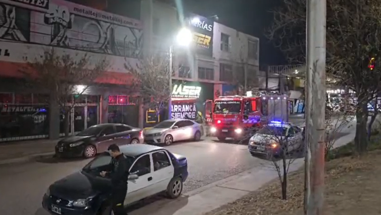 Tensión por un incendio sobre un local de baterías: pérdidas totales y dos mascotas involucradas
