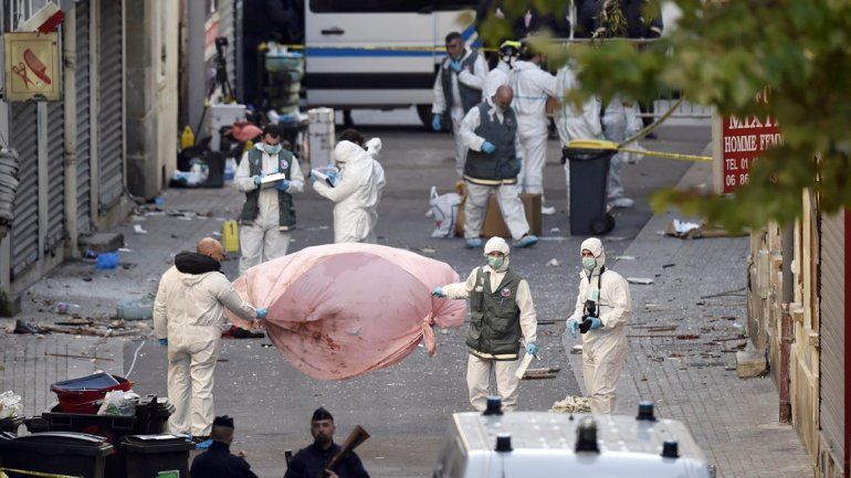 Los peritos trabajaron en el lugar donde una mujer se inmoló antes de ser capturada por la Policía.