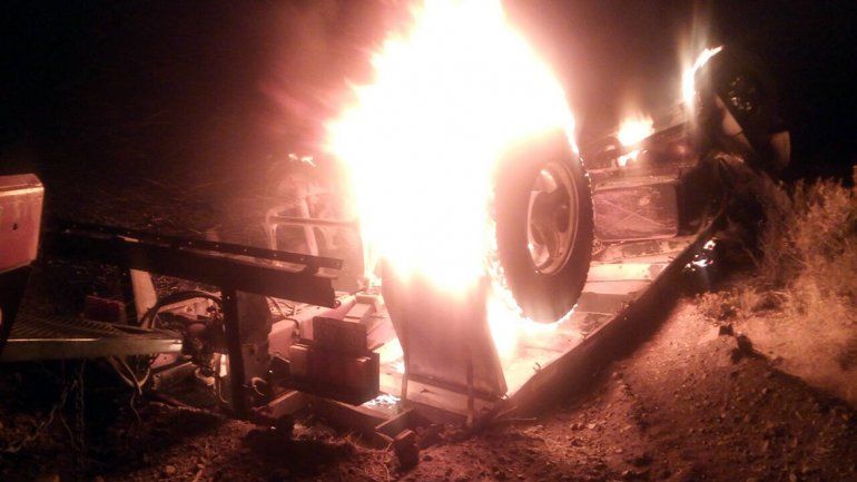 Los cuatro integrantes de una familia de Roca murieron calcinados tras el vuelco de un camión