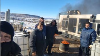 Trabajadores de la cooperativa de Gan Gan, en Chubut, junto a uno de los generadores que no arrancan por las heladas. Trabajadores de la cooperativa de Gan Gan, en Chubut, junto a uno de los generadores que no arrancan por las heladas.