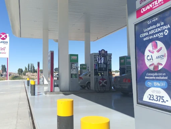 una estacion de servicio de plottier ya bajo el precio de la nafta por la caida de la tasa vial