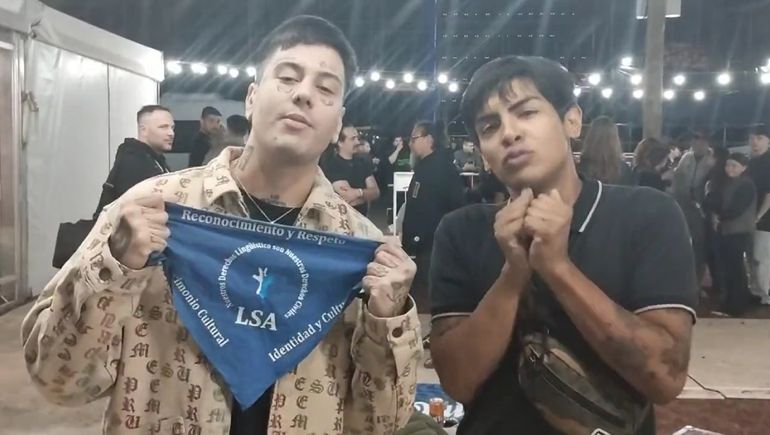 El abrazo de Duki con un fan neuquino y el emotivo mensaje a la Asociación de Sordos