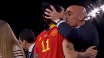 Luis Rubiales fue multado por el beso no consentido que le dio a Jenni Hermoso. Luis Rubiales fue multado por el beso no consentido que le dio a Jenni Hermoso.