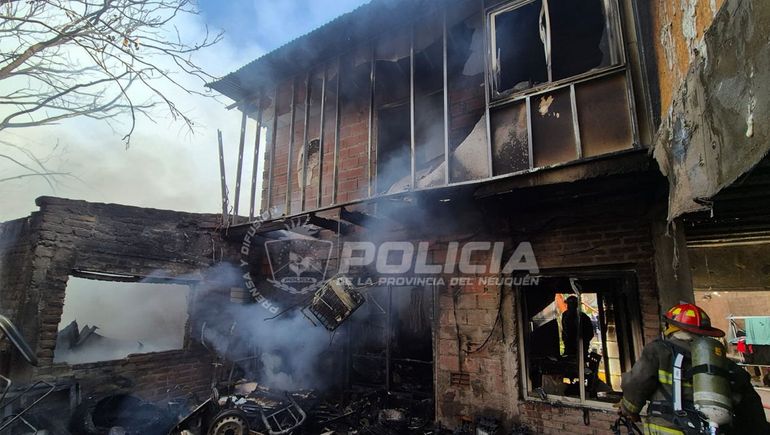 Un incendio destruyó una vivienda en el Bajo neuquino.