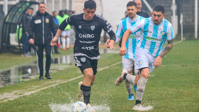 Cipolletti no pudo con Sol de Mayo. Fernando Pettinerolli y sus ataques por la derecha. Fotos: Anahí Cárdena