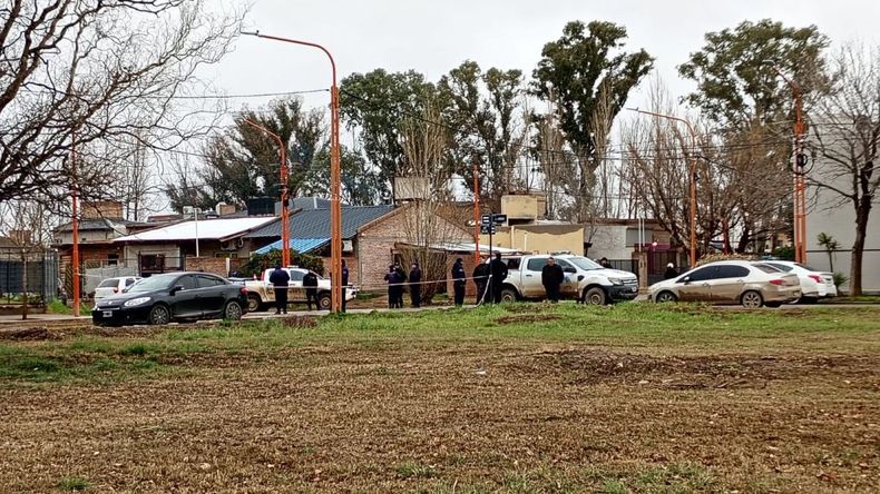 Policías de distintas unidades concurrieron al barrio Rincón Lindo de Cipolletti, donde una banda de delincuentes ingresó a una vivienda. Uno de ellos murió de un balazo.&nbsp;