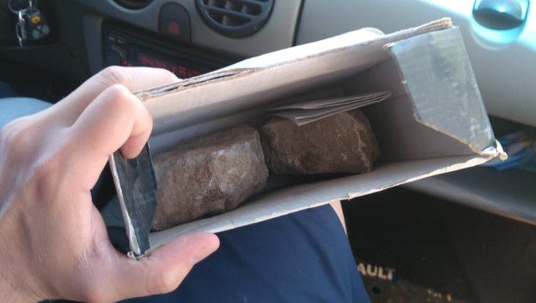 Vendió los binoculares del abuelo y el comprador se los devolvió: había ladrillos en la caja