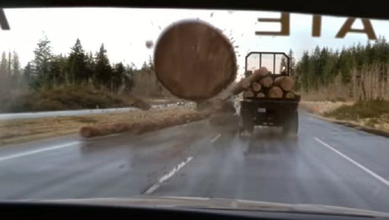 TikTok y Destino Final: tronco atraviesa parabrisas de auto