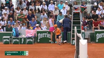 una tenista revoleo su raqueta y casi impacta a un nino en la grada una tenista revoleo su raqueta y casi impacta a un nino en la grada