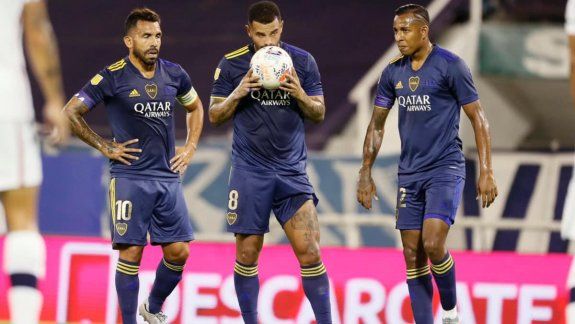 Cardona junto a Tevez y Villa antes de su golazo de tiro libre.